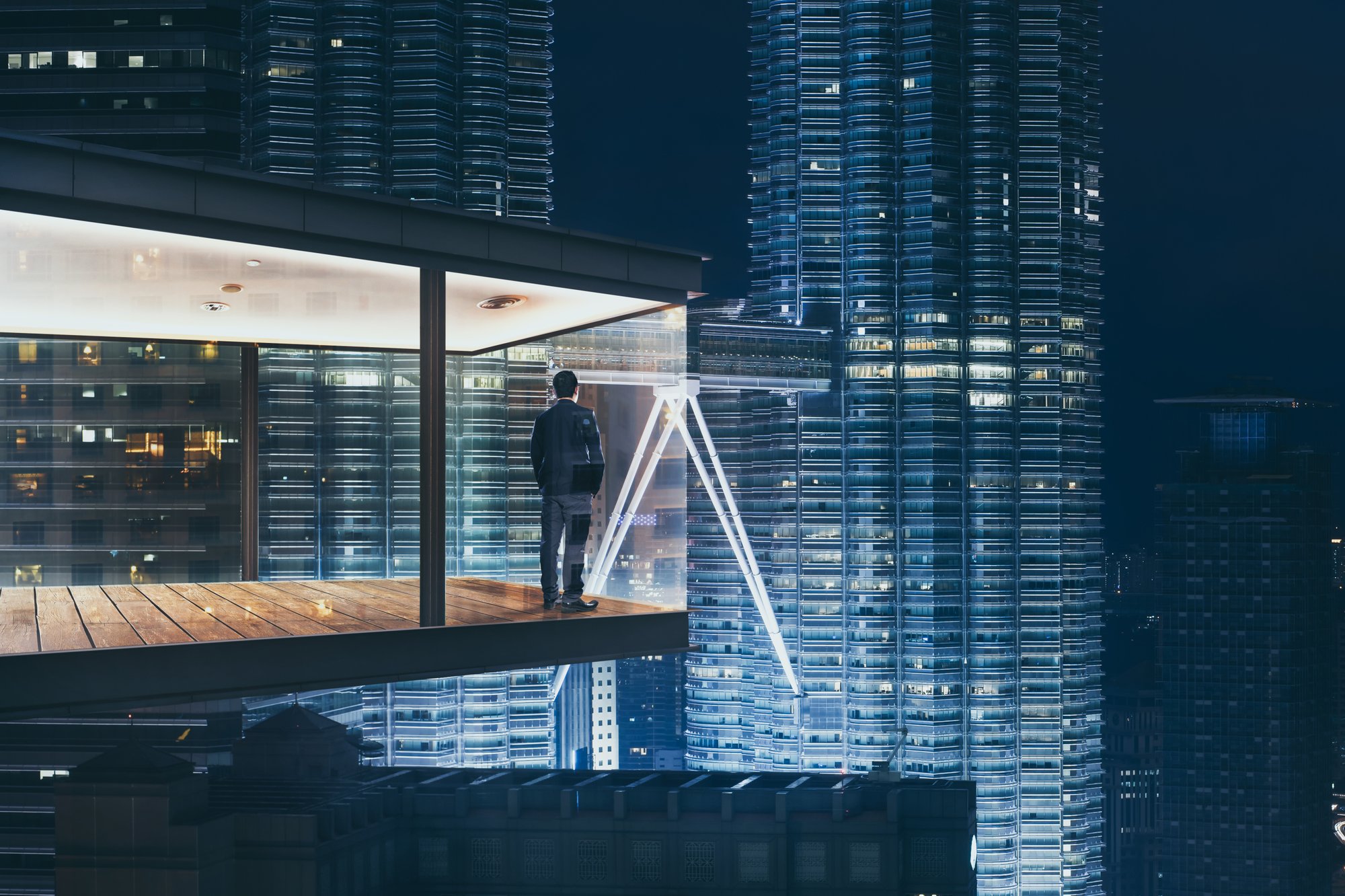 Header_Business men in modern sky office by night watching city skyline lighting 20241001 GLO EN
