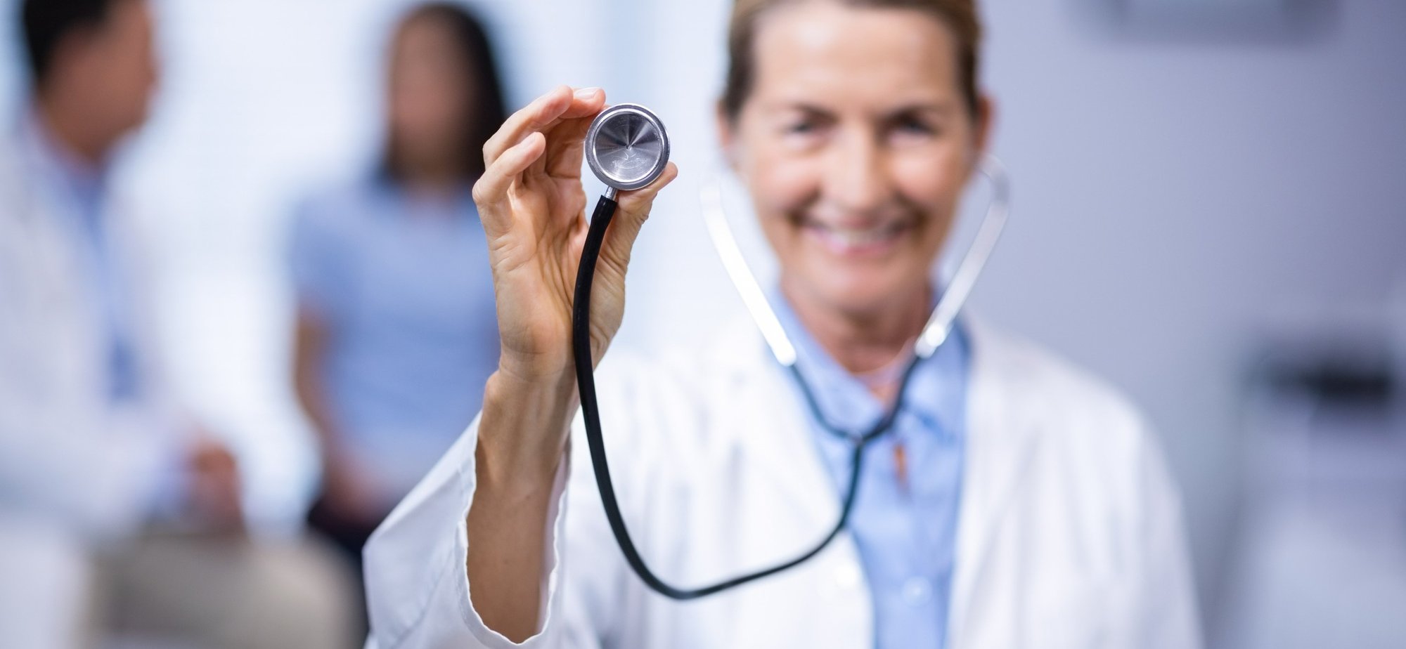 Web-PPT_Woman-doctor-health-check-stetoscop-20231012-GLO-EN