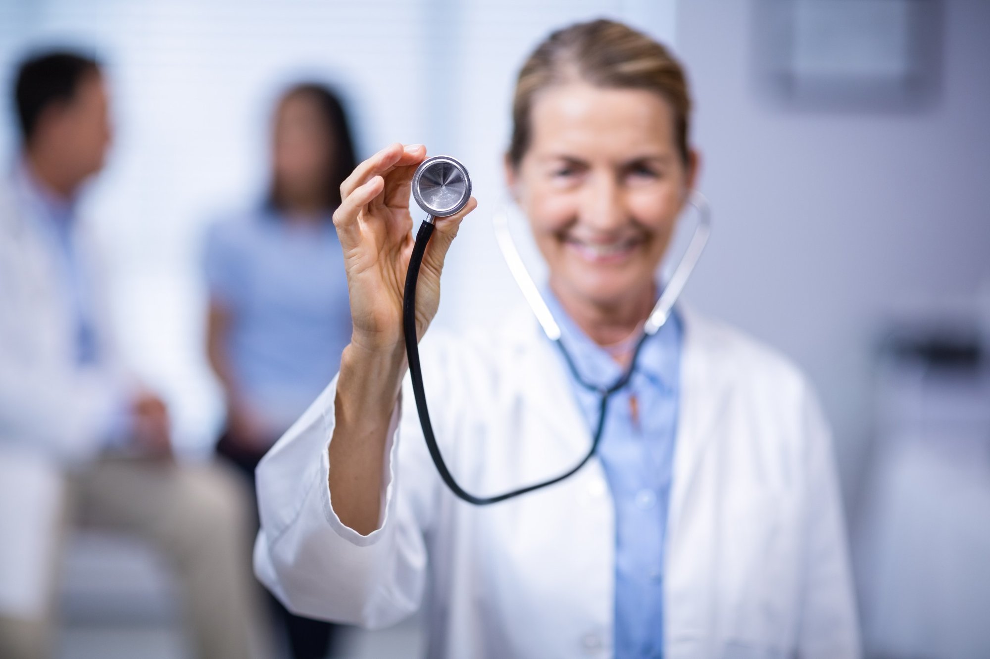 Web-PPT_Woman-doctor-health-check-stetoscop-20231012-GLO-EN