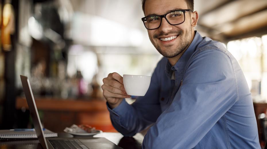 Image-Picture-Man-Working-with-Notebook-Customer-User-Experience-20210504-GLO-EN